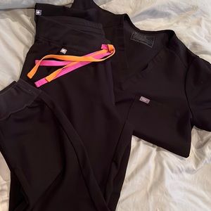 Small black figs as set.